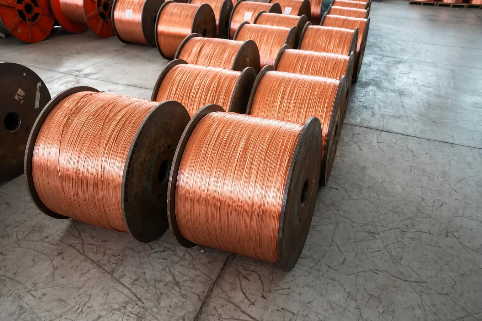 Bobine di rame in magazzino industriale