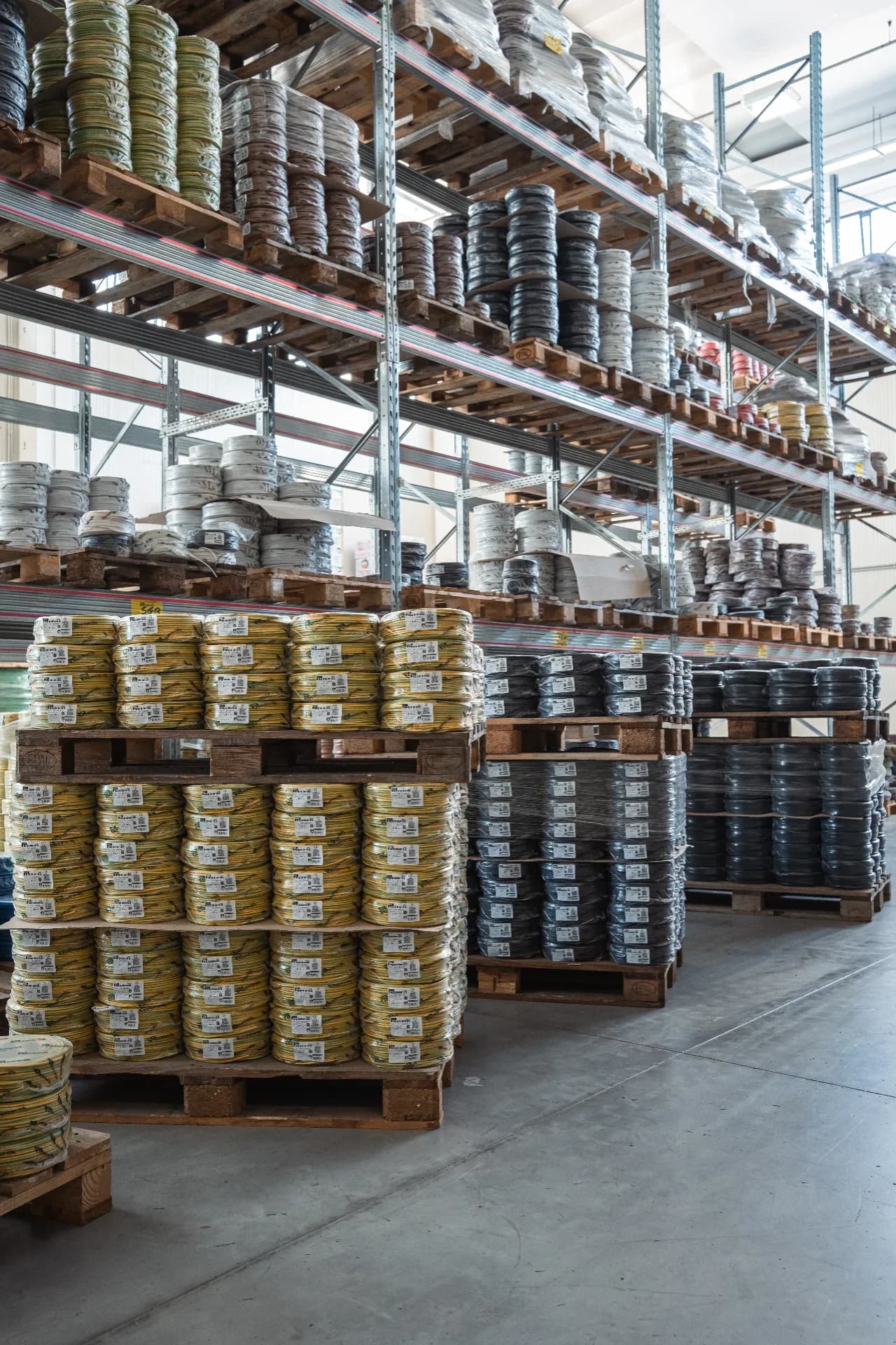 Scaffalature del magazzino cavi elettrici