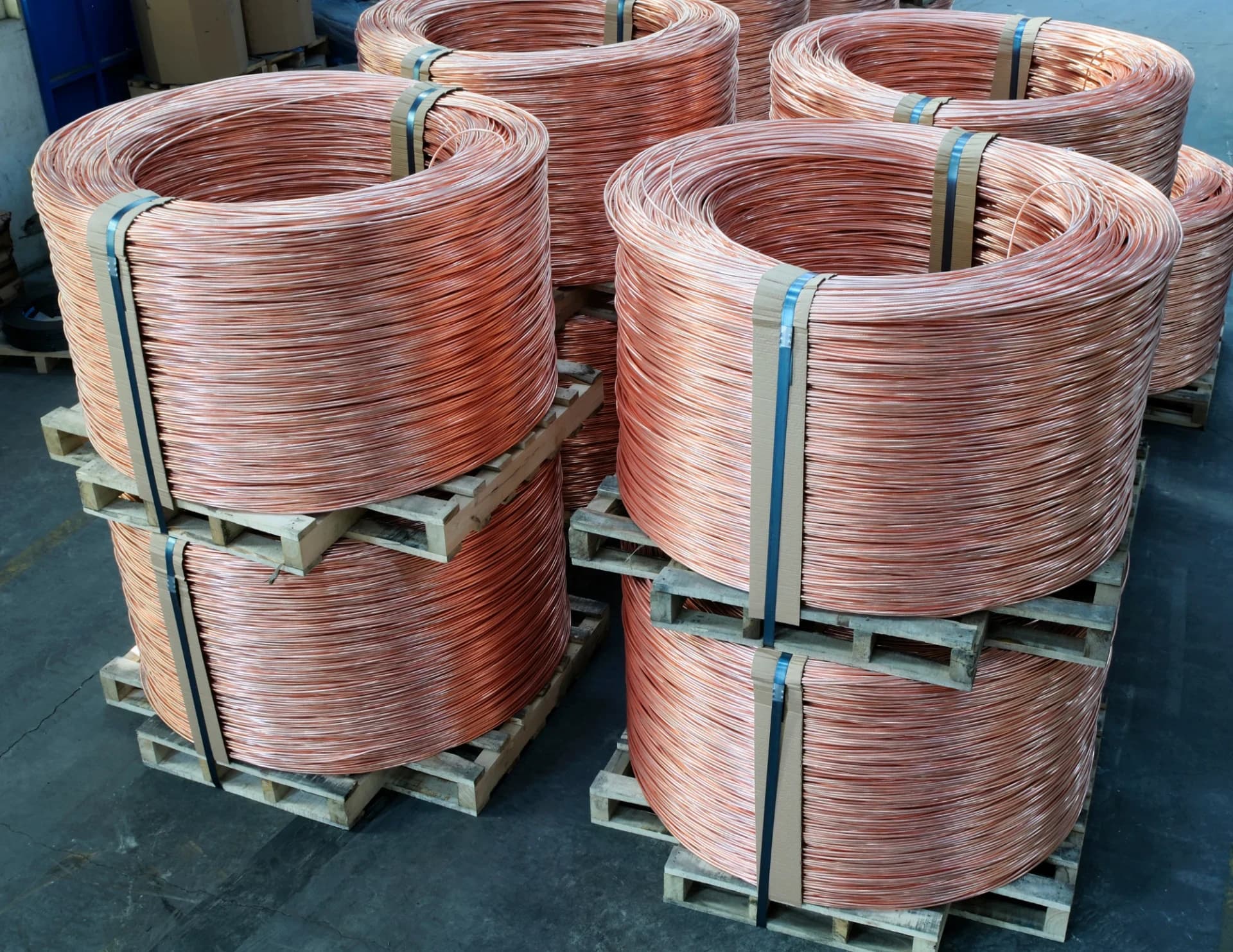 Matasse di filo di rame su pallet nello stabilimento
