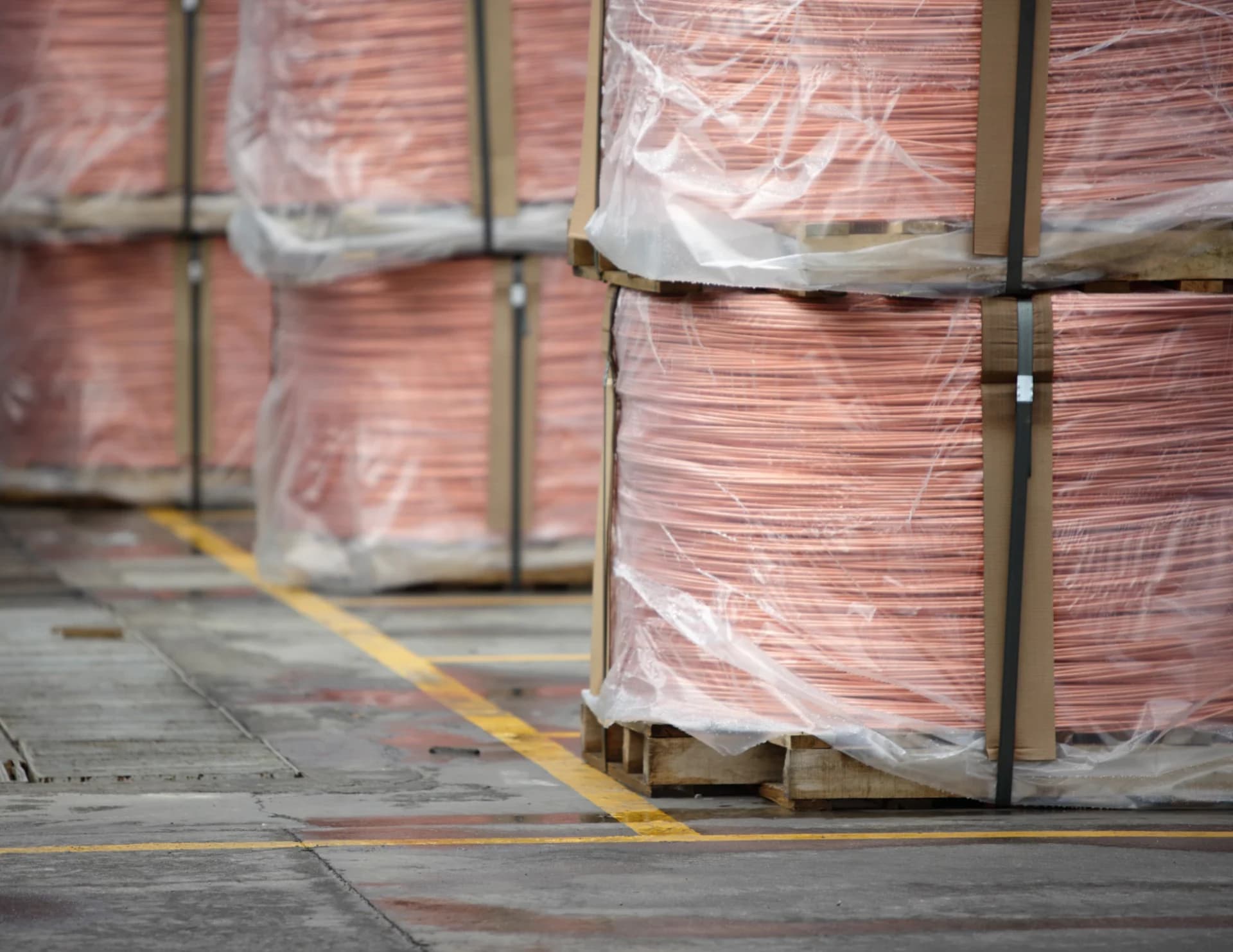 Pallet di vergella di rame imballata in magazzino